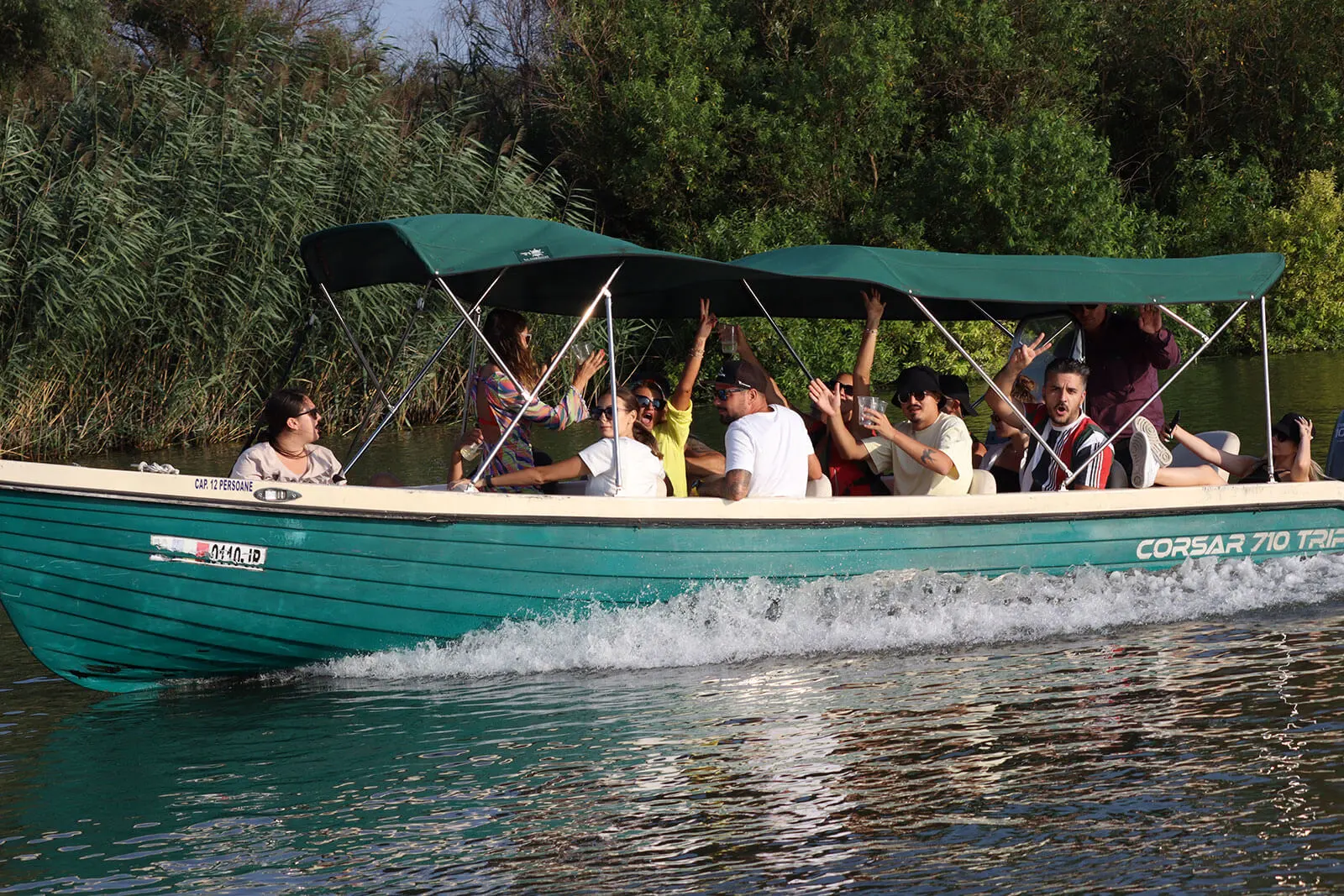 Dezvoltatorii web se bucură de o excursie cu barca.