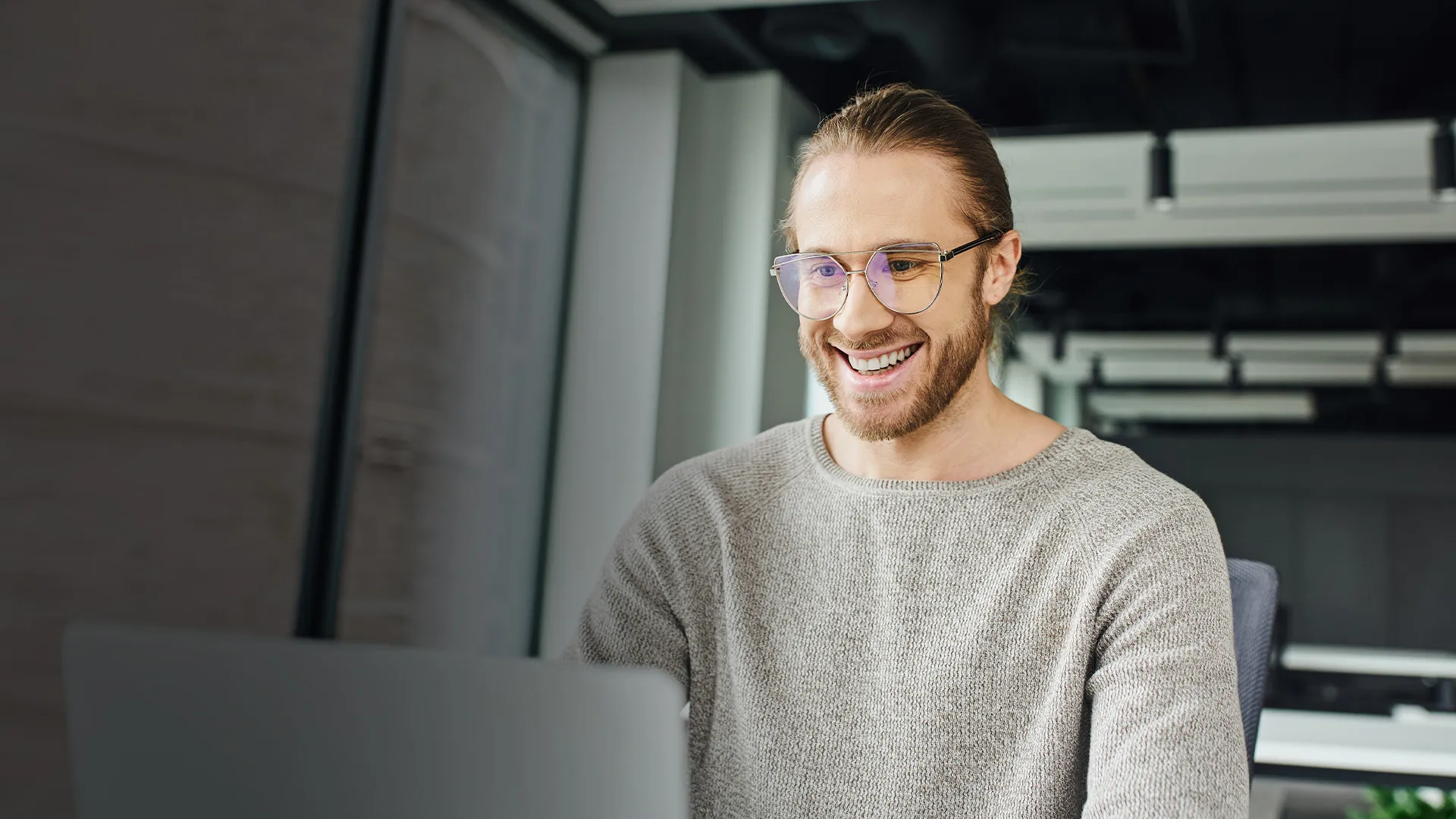 Consultant in timpul unei discutii de lucru, pregatit sa raspunda solicitarilor clientilor