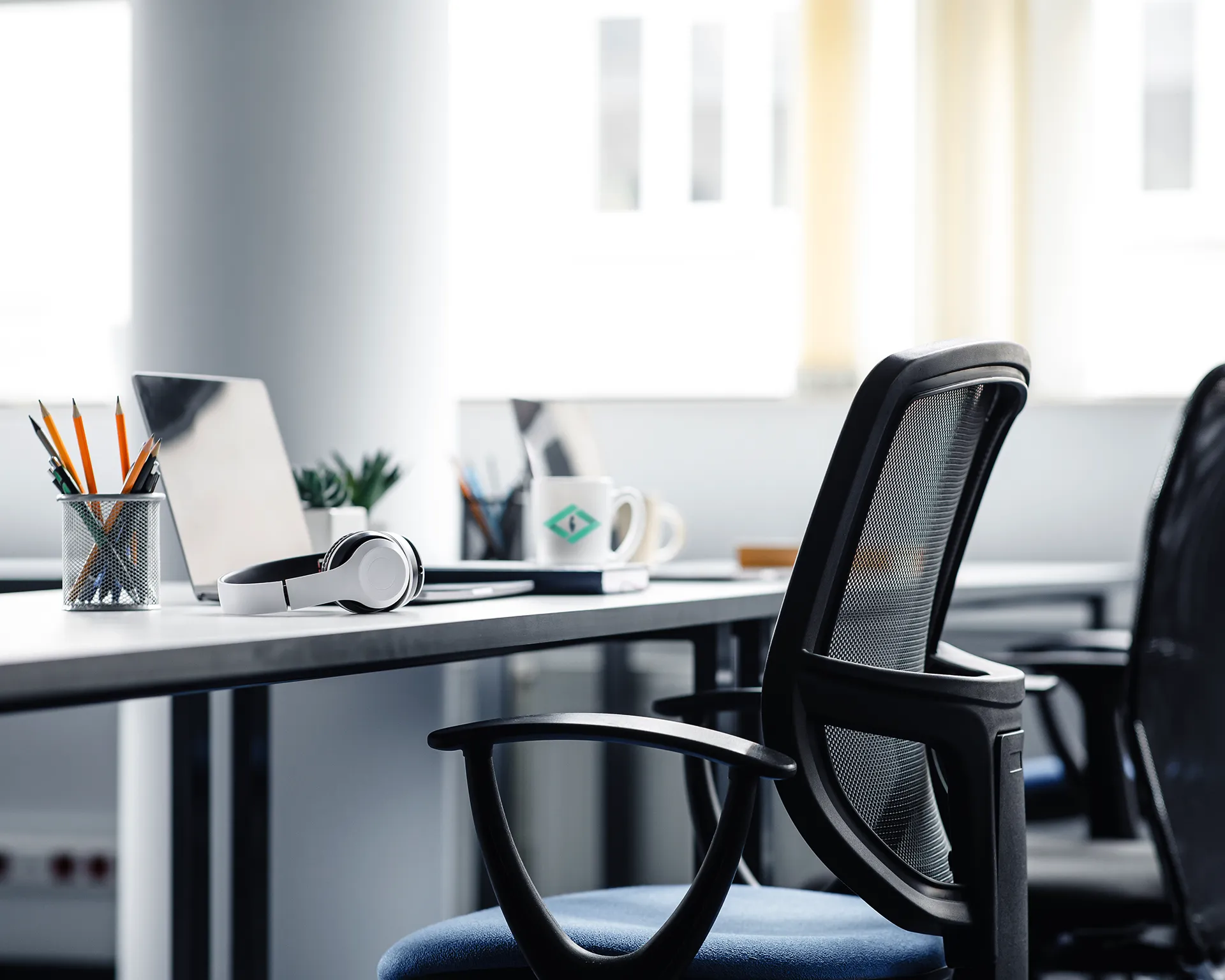 Birou modern, spatiu de lucru luminos pentru echipe tech si digitale