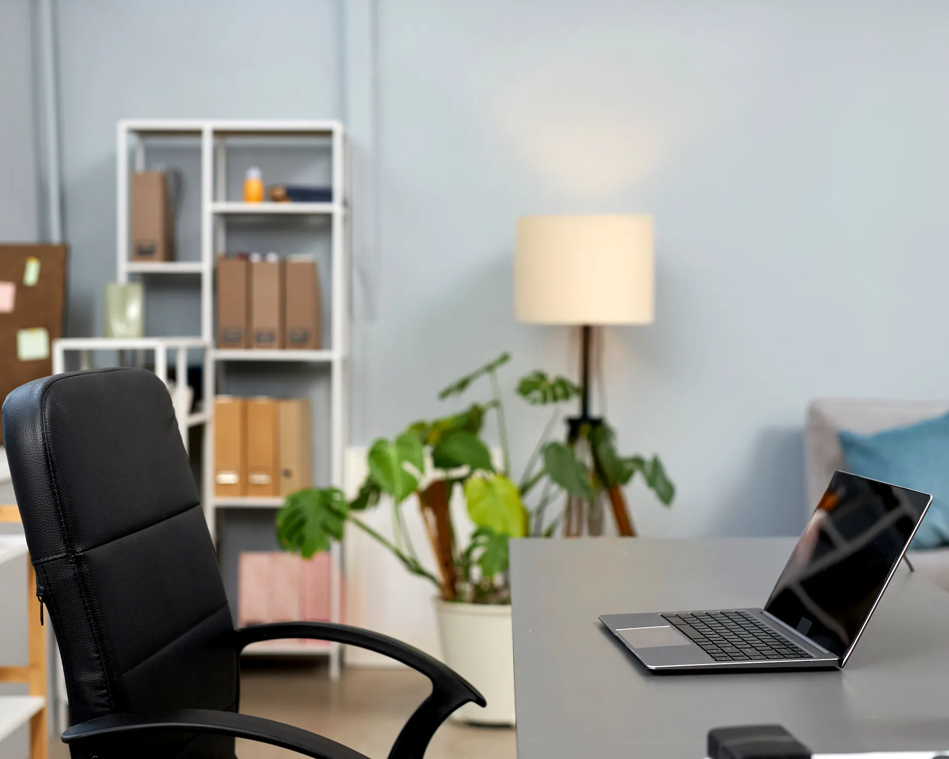 Organized office, calm workspace for consulting and analysis activities